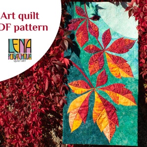 Op de afbeelding: Een PDF-patroon voor een kunstquilt met een ontwerp van herfstbladeren in tinten rood, oranje en geel op een turquoise achtergrond. De quilt is afgebeeld tegen een achtergrond van rode bladeren.