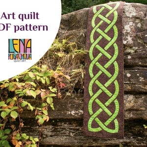 Op de afbeelding: Een lange, rechthoekige art quilt loper met een fel limoengroen Keltisch knooppatroon geappliqueerd op een donkerbruine stoffen achtergrond met een wervelende textuur. De tekst Art quilt PDF pattern en het logo Lena Pugachova Quilt Art zijn zichtbaar.