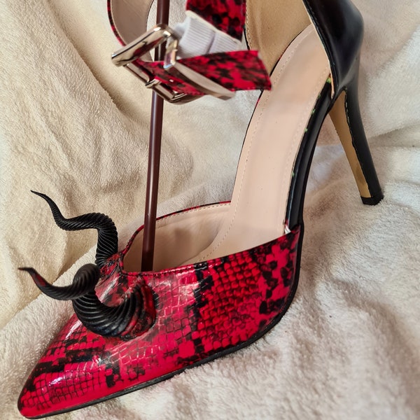 Teufel Horn Heels, Schlangenleder Schnalle Stiletto Pumps, Gothic Mode für Frauen, Hexe Ästhetik, Dämon Schuhe, gehörnte Riemchen Schuhe, High Heels