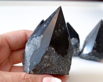 KRACHTIGE zwarte toermalijnpunt of palmsteen - helende steen - energetische bescherming - zuivering - balans - aardingskristal