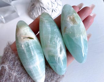 Grote pistache calciet shiva met grot - groene calciet