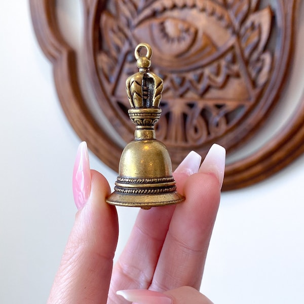 Pequeña campana de altar nepalí de 1,5" - Campana de mano - Herramienta metafísica - Decoración del altar - Energía limpia - Herramienta espiritual - Budista - Campana de meditación