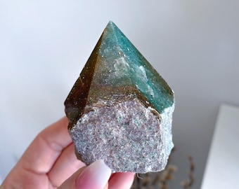Punta pulida de aventurina verde: atrae a Miney, cristal curativo para el chakra del corazón.