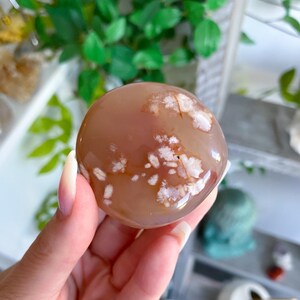 Preciosa piedra de palma de ágata con flor - Consigue el artículo exacto - Flor de cerezo - Alegre - Feliz - Crecimiento espiritual - Nuevos comienzos