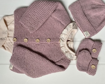 NOUVELLES COULEURS ! Cadeau pour bébé, cadeau de baby shower, cardigan pour bébé, bonnet et chaussons, bonnet pour bébé, vêtements bébé tricotés à la main, tricot écossais fait main