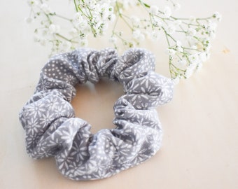 Gray Scrunchie/Scrunchy ll Floral Scrunchie ll Daisy Scrunchie ll Flower Scrunchie ll Gray Scrunchie ll Cute Scrunchie/Scrunchy