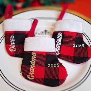 Mini ornement de bas de Noël personnalisé 2025 | Marque-places personnalisés,porte-cartes cadeau,ornement | Livraison GRATUITE au Canada | Fait main au Canada