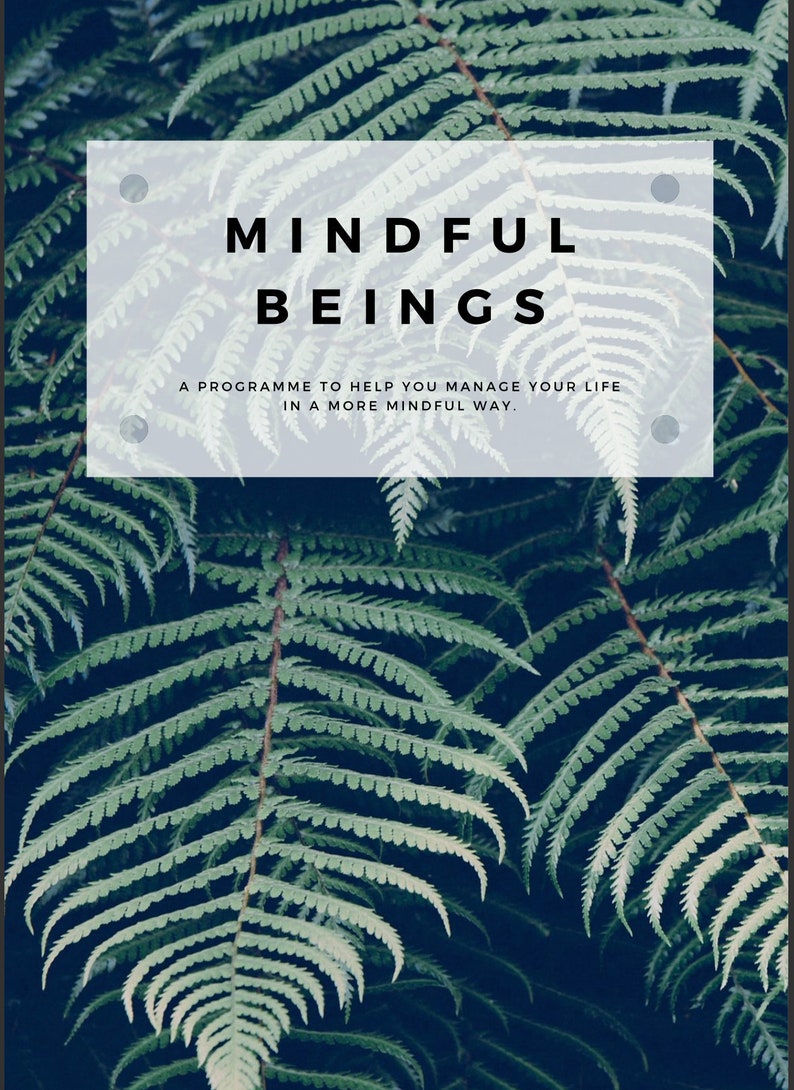 以下が含まれることがあります： 濃い青色の背景にシダの葉が写っています。「MINDFUL BEINGS」という文字が白い長方形の中に配置され、その下に「A PROGRAMME TO HELP YOU MANAGE YOUR LIFE IN A MORE MINDFUL WAY.」というテキストがあります。