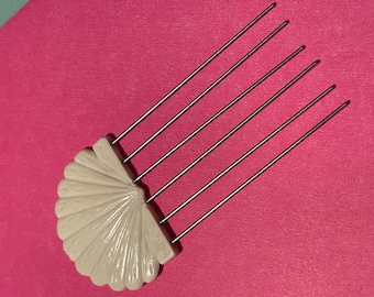 Épingle à cheveux vintage Mid-Century en forme de coquillage