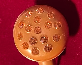 Épingle à chapeau Art Déco jaune vintage avec strass sur un plateau sphérique