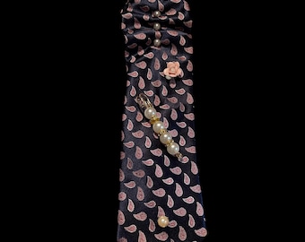 Écharpe en soie à motif cachemire Boss Bitchin Ties avec broches perlées