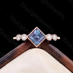 Princess Cut Alexandrite verlovingsring - Art Deco trouwring Roségouden ring dames | Beloftering diamant/moissaniet-ring van Tinylight