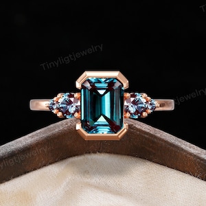 Elegancki pierścionek z aleksandrytem zmieniającym kolor, obrączka ślubna z różowego złota o szlifie szmaragdowym, efektowny pierścionek zaręczynowy dla kobiet
