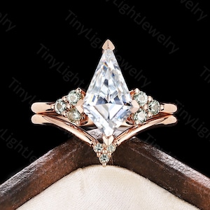 Art deco Kite shape Moissanite engagement ring set Rose gold ring Round Green Sapphire ring Curved band Anniversary promise Bridal set