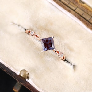 Princess Cut Alexandrite verlovingsring - Unieke filigraanring in 14K roségoud | Art-decoring Moissanietring Beloftering Bruidsring