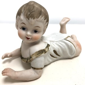 Vintage Bisque-pianobaby – wit-gouden rompertje, Japan uit het midden van de eeuw