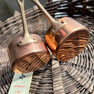 Grazioso paio di pentole vintage francesi in rame, di piccole dimensioni, nuove di zecca con istruzioni del produttore, Metaux Ouvres SA