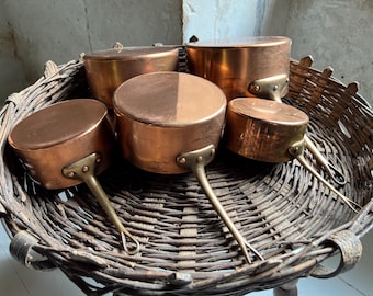 Prachtige set van 5 vintage Franse koperen steelpannen van Metaux Ouvres, in goede staat. Ze zijn niet gepolijst, omdat sommige kopers deze patina juist mooi vinden.