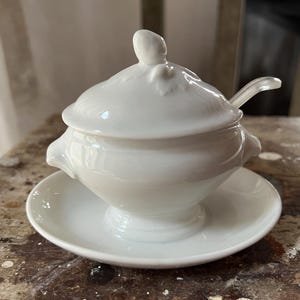 Beautiful Small Vintage French White Ironstone Mustard/Moutarde Tureen with Lid – tureen is fixed to the saucer.