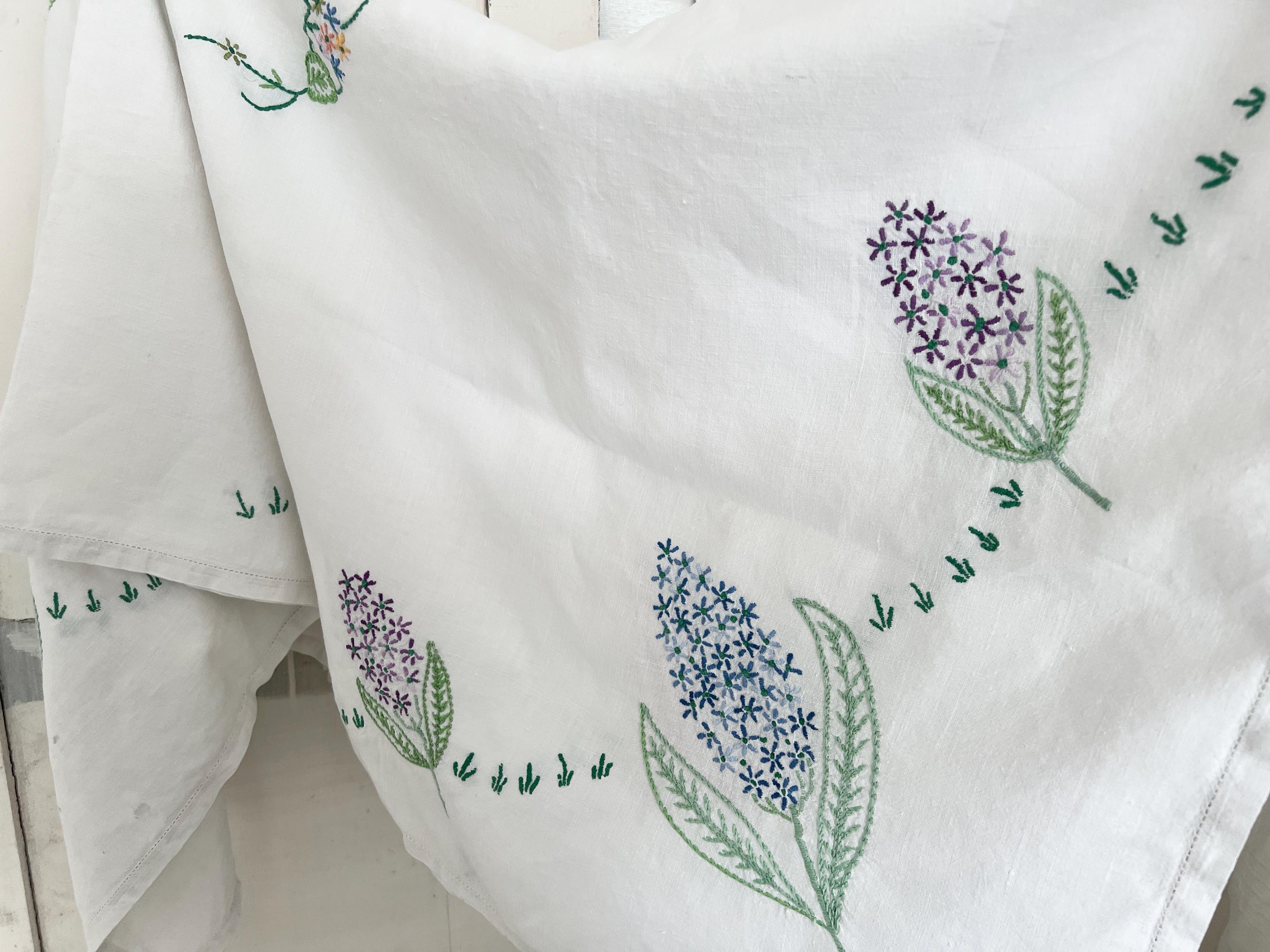 可愛らしいビンテージの正方形の手刺繍のテーブルクロス。白地にピンク