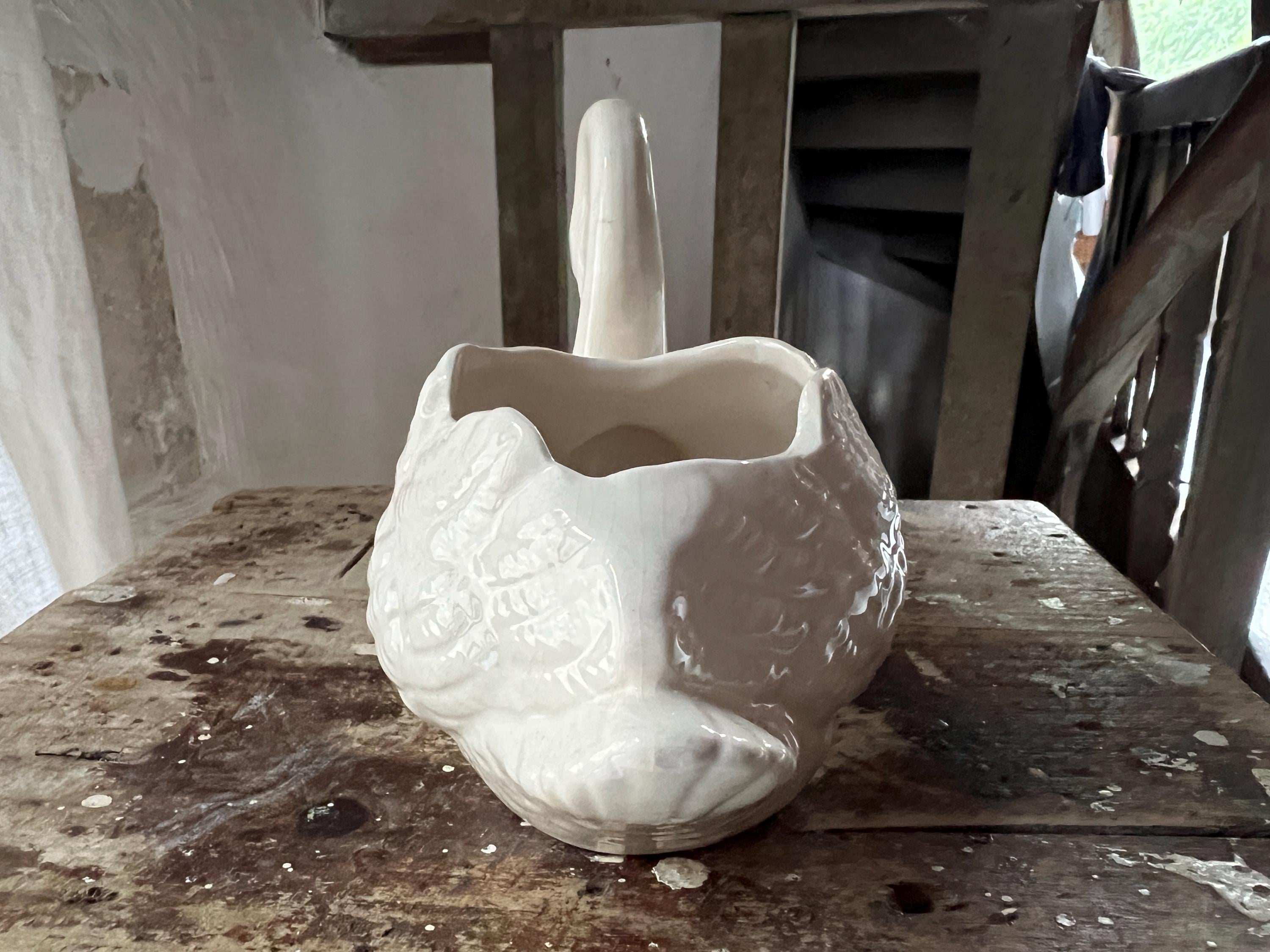 Prochainement Ouverture　スワンの側　アンティーク Elegant Vintage French White Porcelain Swan, Open Back for a
