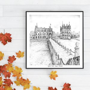 Könnte beinhalten: Eine Schwarzweiß-Bleistiftzeichnung von Schloss Egeskov, Fünen, Dänemark. Die Zeichnung zeigt das Schloss aus der Ferne, mit einem langen Weg, der zum Eingang führt.