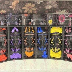 Puede incluir: Un juego de tres tazas de cerámica con un acabado moteado y mate. Las tazas son en tonos crema, gris claro y gris oscuro. Cada taza tiene un diseño simple y minimalista y un asa redondeada. Adecuadas para café, té u otras bebidas.