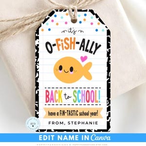 Peut inclure: Une étiquette cadeau rectangulaire avec une bordure en marbre noir et blanc, un fond de papier ligné, un poisson rouge de dessin animé et des confettis colorés. Le texte indique : it's O-FiSH-ALLY BACK to SCHOOL! have a FiN-TASTiC school year! FROM, STEPHANIE.