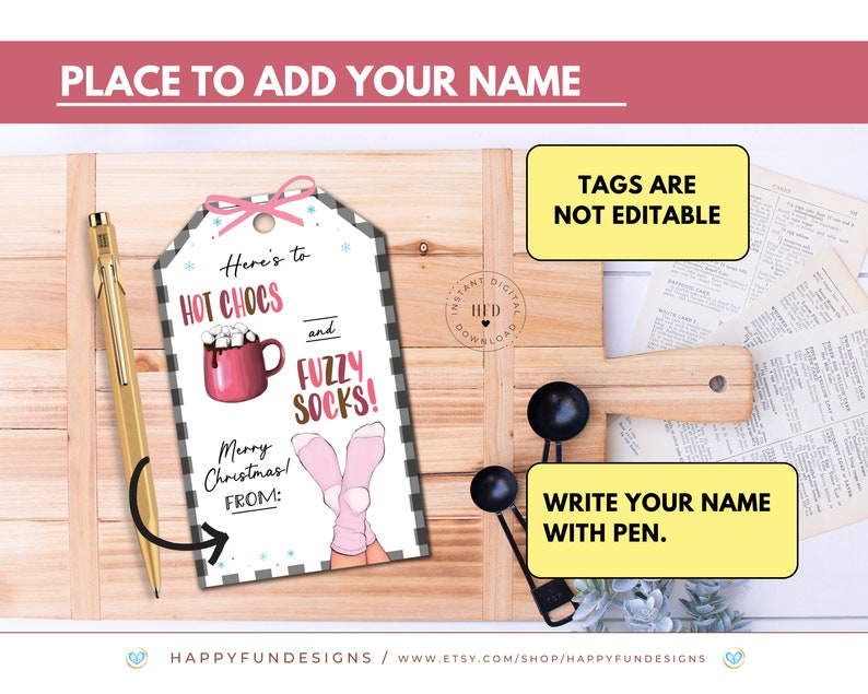 Pode incluir: Uma etiqueta de presente imprim&iacute;vel com um fundo xadrez preto e branco. A etiqueta apresenta uma caneca vermelha com chocolate quente e marshmallows, meias felpudas cor-de-rosa e o texto "Here's to hot chocs and fuzzy socks! Merry Christmas! From:".