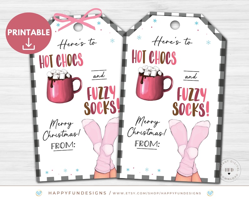 Pode incluir: Etiqueta de presente imprim&iacute;vel com fundo xadrez preto e branco. A etiqueta apresenta uma caneca rosa com chocolate quente e marshmallows, um par de meias rosa e felpudas, e o texto "Here's to hot chocs and fuzzy socks! Merry Christmas! From:"