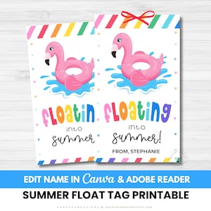 Puede incluir: Dos etiquetas imprimibles de verano con un flotador de piscina de flamenco rosa sobre agua azul. Las etiquetas tienen el texto "Floatin' into summer!" en letras coloridas. La parte inferior de la etiqueta dice "Edit name in Canva & Adobe Reader" y "Summer Float Tag Printable."