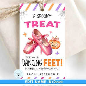 Peut inclure: Une étiquette cadeau rectangulaire à fond blanc avec des chaussons de danse roses, une petite citrouille orange avec un nœud rose et des toiles d'araignée noires. Le texte indique A SPOOKY TREAT FOR YOUR DANCING FEET! happy halloween! FROM, STEPHANIE.