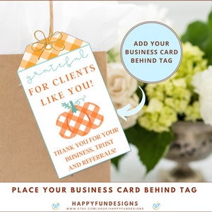 Pu&ograve; includere: Un'etichetta regalo stampabile con un design a zucca a scacchi e il testo "grateful for clients like you!" e "Thank you for your business, trust and referrals!"  Aggiungi il tuo biglietto da visita dietro l'etichetta.