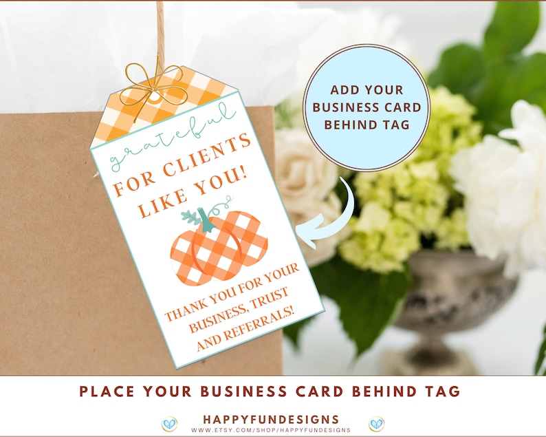 Pu&ograve; includere: Un'etichetta regalo stampabile con un design a zucca a scacchi e il testo "grateful for clients like you!" e "Thank you for your business, trust and referrals!"  Aggiungi il tuo biglietto da visita dietro l'etichetta.