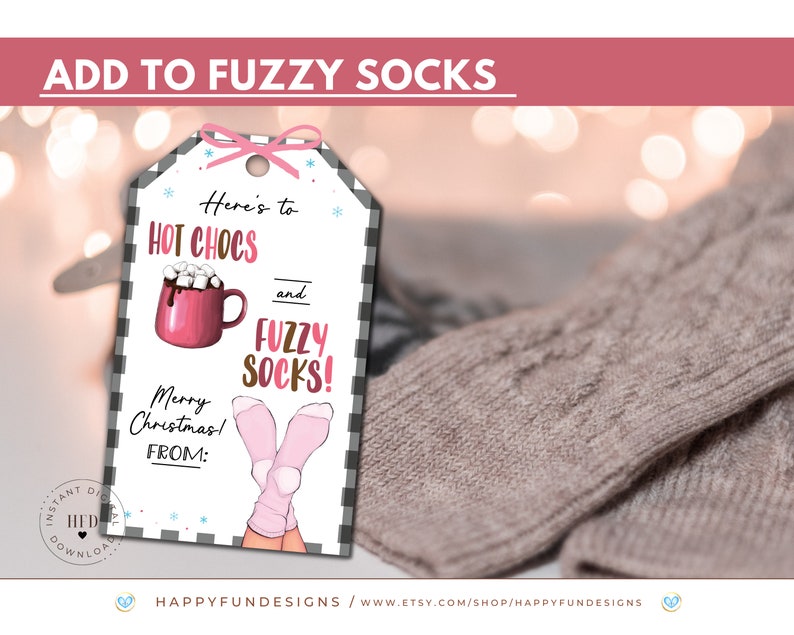 Pode incluir: Uma etiqueta de presente imprim&iacute;vel com um fundo xadrez preto e branco. A etiqueta apresenta uma caneca rosa com chocolate quente e marshmallows, um par de meias rosa e felpudas, e o texto "Here's to hot chocs and fuzzy socks! Merry Christmas! From:"