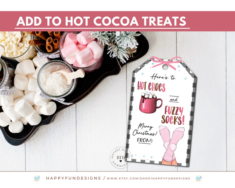 Pode incluir: Uma etiqueta de presente imprim&iacute;vel com um fundo xadrez preto e branco. A etiqueta apresenta uma caneca rosa com chocolate quente e marshmallows, meias peludas rosa e o texto "Here's to Hot Chocs and Fuzzy Socks! Merry Christmas! From:"