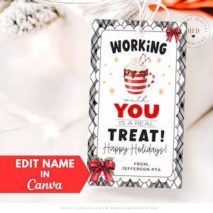 以下が含まれることがあります： 白黒のチェック柄のボーダーが付いたホリデーギフトタグ。タグにはホットチョコレートのグラフィックと「Working with YOU is a real TREAT! Happy Holidays!」というテキストが表示されます。Canvaで名前を編集するスペースが含まれています。
