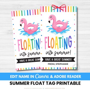 Puede incluir: Dos etiquetas imprimibles de verano con un diseño de flotador de flamenco rosa. Las etiquetas tienen el texto "Floating into summer!" y "Have a great summer!". La parte inferior de las etiquetas dice "Edit name in Canva & Adobe Reader" y "Summer float tag printable."