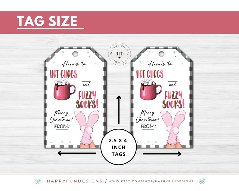 Pode incluir: Dois r&oacute;tulos de presente imprim&iacute;veis com uma caneca rosa com chocolate quente e marshmallows e meias rosa e felpudas. Os r&oacute;tulos medem 2,5 polegadas por 4 polegadas e dizem "Here's to hot chocs and fuzzy socks!" com "Merry Christmas! From:" na parte inferior.