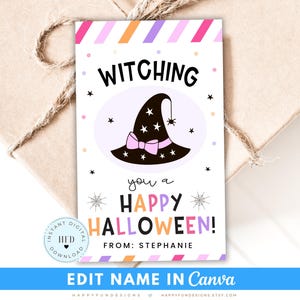 Op de afbeelding: Een rechthoekig cadeaulabel met een zwarte heksenhoed met een roze strik en witte sterren, omringd door kleurrijke stippen en spinnenwebben. De tekst luidt WITCHING you a HAPPY HALLOWEEN! FROM: STEPHANIE. De boven- en onderrand hebben diagonale strepen.