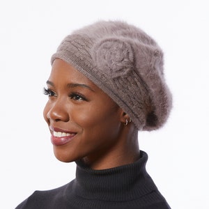 Beret de punto Taupe, boina de mezcla de lana de angora, boina de invierno beige, sombrero de color neutro con flor imagen 1