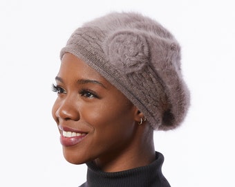 Taupe gebreide Baret, angora Wol Blend baret, Beige Winter Baret, Neutrale kleur hoed met bloem