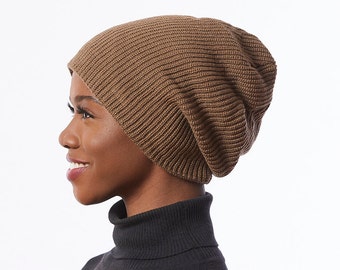 Bonnet brun avec patch personnalisé, chapeau slouchy couleur neutre, bonnet Unisexe, chapeau slouchy homme, chapeau d’hiver doublé