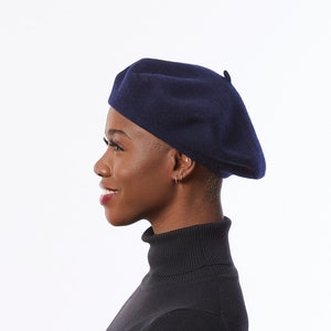 Béret de laine en bleu marine, béret en feutre pour lhiver, chapeau de béret classique, béret bleu de style rétro, béret dhiver, chapeau bleu marine pour femmes image 3