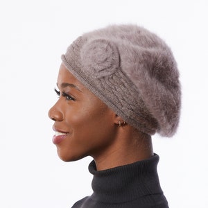 Béret en tricot Taupe, béret angora Wool Blend, Béret dhiver beige, chapeau de couleur neutre avec fleur image 3