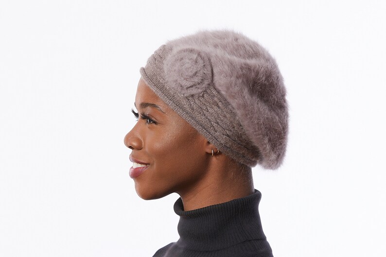 Beret de punto Taupe, boina de mezcla de lana de angora, boina de invierno beige, sombrero de color neutro con flor imagen 3