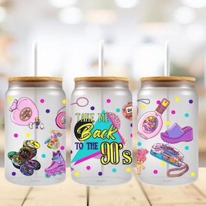 Peut inclure: Trois gobelets en verre avec couvercles en bambou et pailles blanches. Chaque gobelet est d&eacute;cor&eacute; de graphismes sur le th&egrave;me des ann&eacute;es 90, dont un compact en forme de c&oelig;ur, des patins &agrave; roulettes et la phrase "Take Me Back to the 90's."