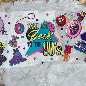 Peut inclure: Collection d'autocollants sur le th&egrave;me des ann&eacute;es 90. On y trouve un Polly Pocket en forme de c&oelig;ur, un yo-yo, un Tamagotchi, un flacon de parfum, une sandale &agrave; plateforme, un patin &agrave; roulettes, des Pogs, une poup&eacute;e Troll et un t&eacute;l&eacute;phone jouet. Le texte dit "Take Me Back to the 90's".