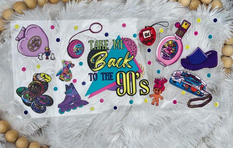 Peut inclure: Collection d'autocollants sur le th&egrave;me des ann&eacute;es 90. On y trouve un Polly Pocket en forme de c&oelig;ur, un yo-yo, un Tamagotchi, un flacon de parfum, une sandale &agrave; plateforme, un patin &agrave; roulettes, des Pogs, une poup&eacute;e Troll et un t&eacute;l&eacute;phone jouet. Le texte dit "Take Me Back to the 90's".