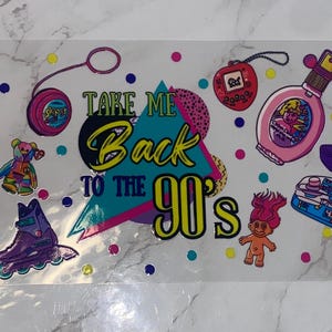 Peut inclure: Une planche d'autocollants sur le th&egrave;me des ann&eacute;es 90, avec un yo-yo, des patins &agrave; roulettes, une poup&eacute;e troll et le texte "Take Me Back to the 90's". Le design comprend divers points color&eacute;s et d'autres objets nostalgiques.